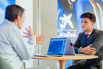 Serviço de interpretação por vídeo em língua gestual numa agência do CaixaBank