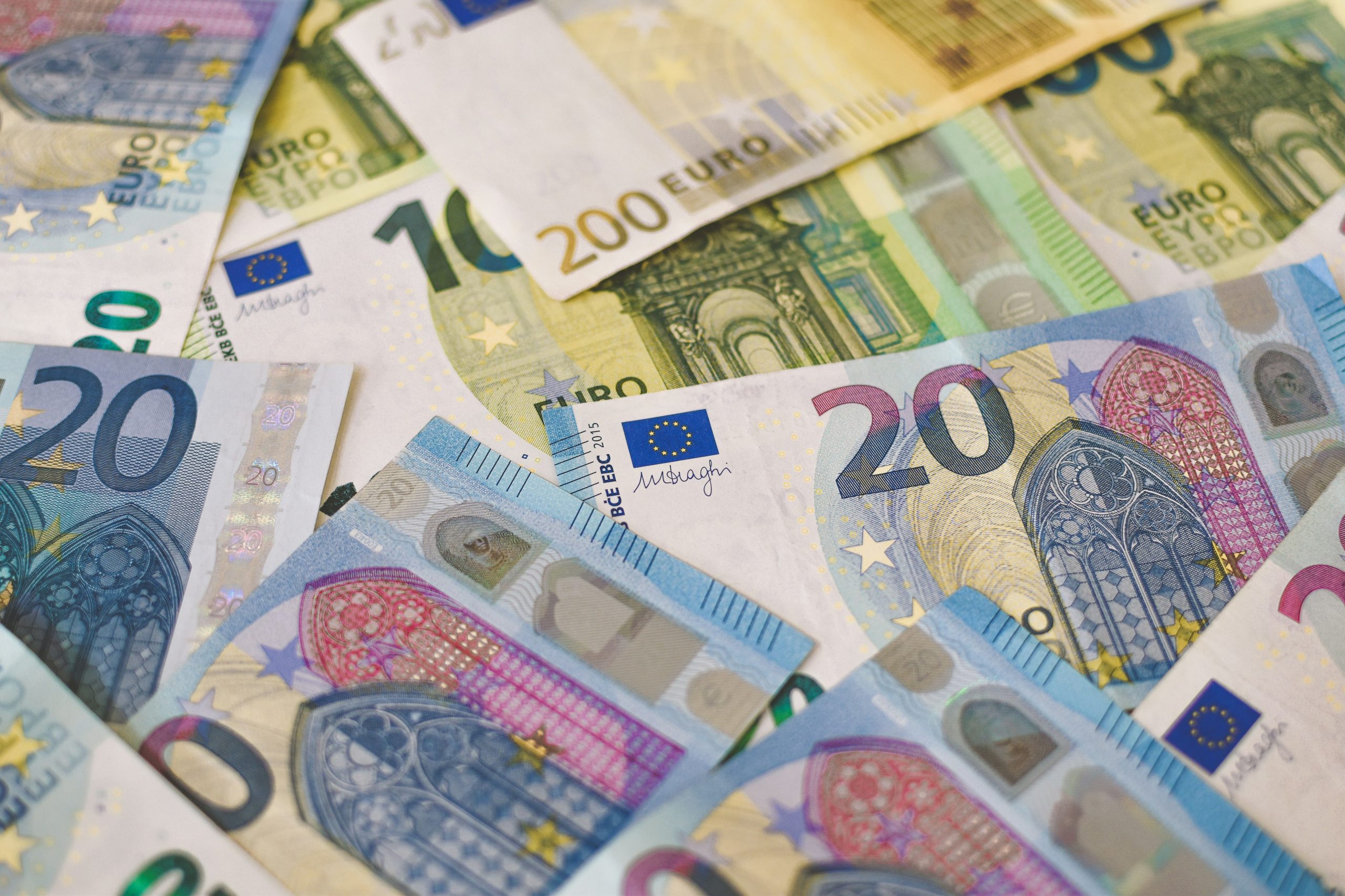 Mais de um terço dos portugueses vai adiar novos investimentos devido à inflação e incerteza económica