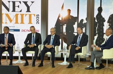 Da esquerda para a direita: João Pedro Oliveira e Costa (BPI), Miguel Maya (BCP), Luis Pereira Coutinho (CGD), Pedro Castro e Almeida (Santander) e Pedro Leitão (Banco Montepio)