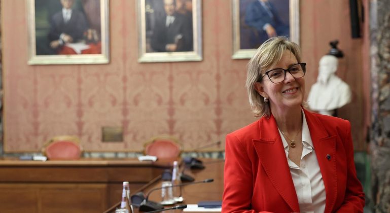 Maria Luís Albuquerque, Comissária Europeia para os Serviços Financeiros