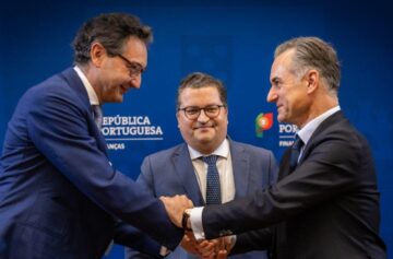 Ministro das Finanças, Joaquim Miranda Sarmento (ao centro) e  Nicolas Namias, CEO do Grupo BPCE (dir.)
