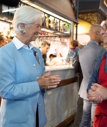 Christine Lagarde, presidente do BCE, conversa com um comerciante no mercado de Florença (Itália)/BCE