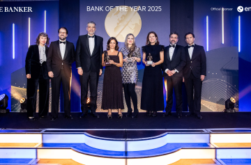 A futura CEO do Santander, Isabel Guerreiro foi a Londres receber o Prémio The Banker acompanhada de Miguel Teixeira Santos, o Chief Communications Officer do Banco 