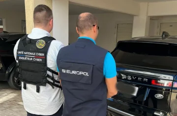 Agentes da Europol durante a ação de apreensão de bens resultantes da fraude com criptomoedas/fonte: Europol