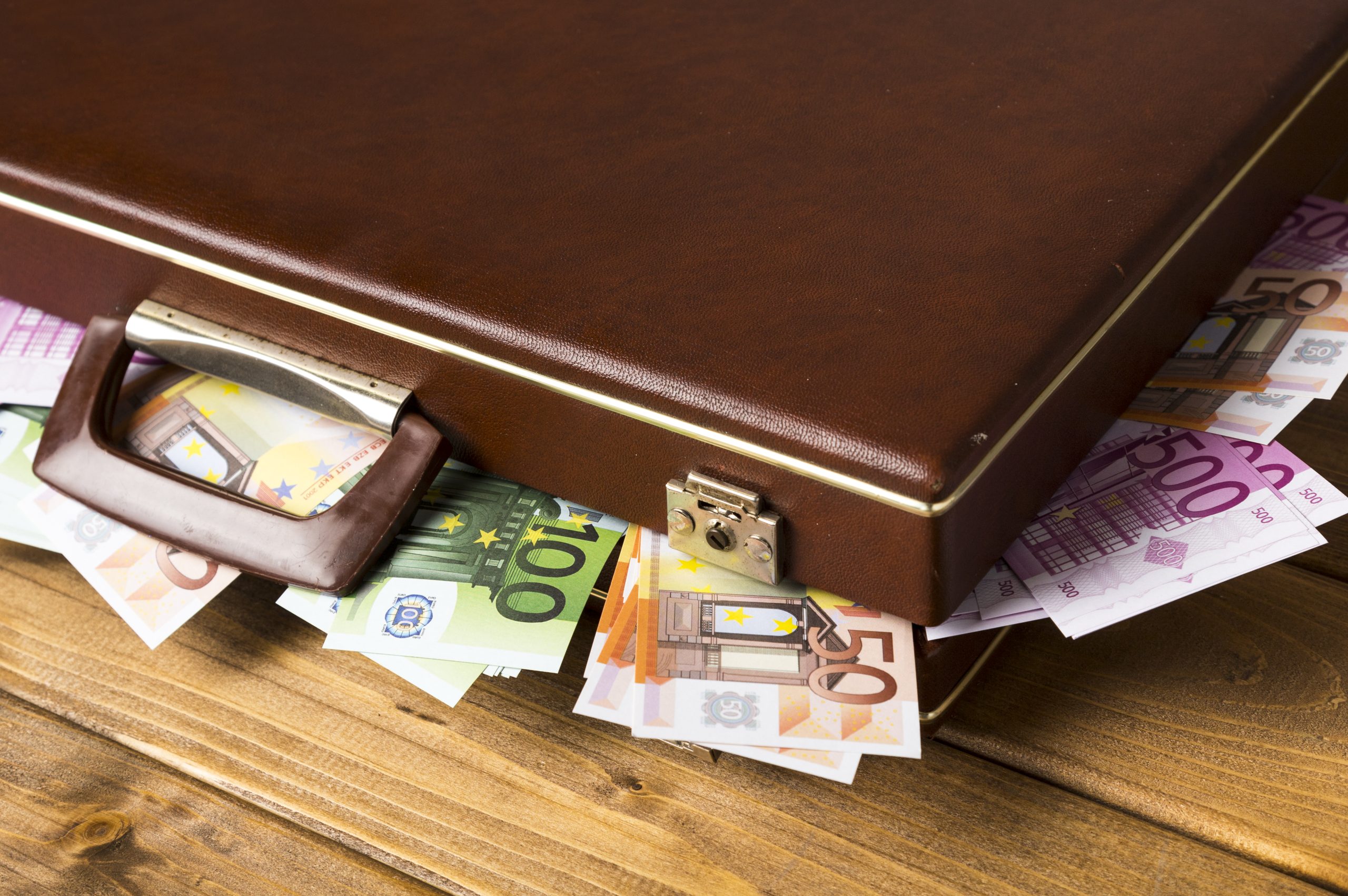 Comissão Europeia abre processo contra Portugal por não aplicar as novas regras contra o branqueamento de capitais