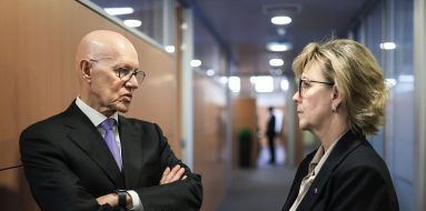 Vítor Bento, presidente da Associação Portuguesa de Bancos e Maria Luís Albuquerque, Comissária Europeia dos Serviços Financeiros (Foto:Linkedin)