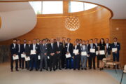 Marcos Soares Ribeiro, Presidente da CFA Society Portugal, ladeado por António Redondo, CEO da The Navigator Company, Pedro Barata, Diretor geral da CFA Portugal e dos jovens certificados em 2026-