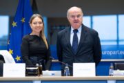 Aurore Lalucq, presidente da Comissão de Assuntos Económicos e Monetários com Luís de Guindos, vice-presidente do BCE