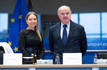 Aurore Lalucq, presidente da Comissão de Assuntos Económicos e Monetários com Luís de Guindos, vice-presidente do BCE