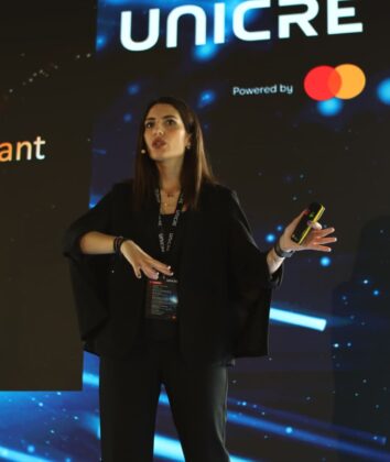 Roza Malina Mellou durante a sua intervenção 