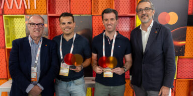 Da esquerda para a direita: Paulo Raposo, diretor-geral da Mastercard em Portugal; Pedro Andrade, cofundador e CEO da Humanos; Pablo Campos García, chief business officer da Stamp; e Juan Pablo Vivas, diretor-geral da Mastercard em Espanha