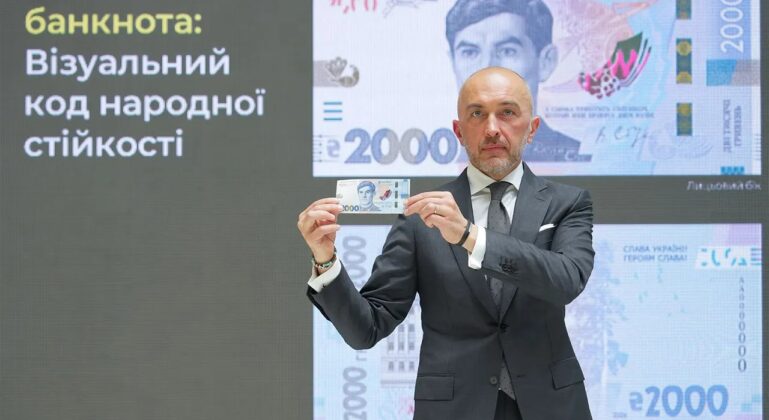 O governador do Banco Nacional da Ucrânia, Andriy Pyshnyy, apresenta a nova nota/Foto: Banco Nacional da Ucrânia