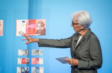 Christine Lagarde, presidente do BCE com as propostas das novas notas de euro/Foto: BCE