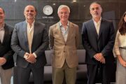 Da esquerda para a direita: Ricardo Martins, 'chief crypto officer' do Bison Bank, Pedro Silva Caldeira investigador doutoral da Nova FCT, António Henriques, CEO do Bison Bank, José Rodrigues, diretor Gestão de Materiais da Navigator, e Bárbara Marques, diretora de Serviço ao Cliente do Bison Bank | Foto: Nova FCT