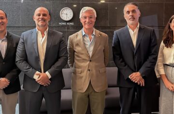 Da esquerda para a direita: Ricardo Martins, 'chief crypto officer' do Bison Bank, Pedro Silva Caldeira investigador doutoral da Nova FCT, António Henriques, CEO do Bison Bank, José Rodrigues, diretor Gestão de Materiais da Navigator, e Bárbara Marques, diretora de Serviço ao Cliente do Bison Bank | Foto: Nova FCT