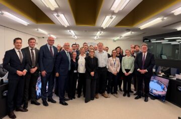 Maria Luís Albuquerque com as equipas da Direção Geral da Estabilidade Financeira dos Serviços Financeiros e da União dos Mercados de Capitais da Comissão EuropeiaFoto Linkedin