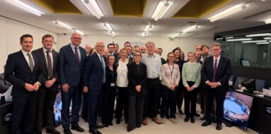 Maria Luís Albuquerque com as equipas da Direção Geral da Estabilidade Financeira dos Serviços Financeiros e da União dos Mercados de Capitais da Comissão EuropeiaFoto Linkedin