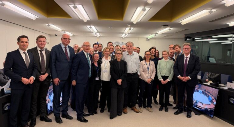 Maria Luís Albuquerque com as equipas da Direção Geral da Estabilidade Financeira dos Serviços Financeiros e da União dos Mercados de Capitais da Comissão EuropeiaFoto Linkedin